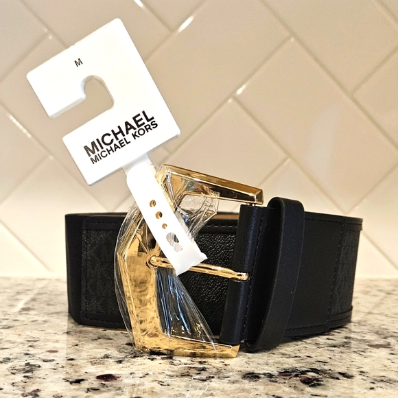 📉📉Micheal Kors Large Gold Buckle Expandable belt sz M - Picture 1 of 4
